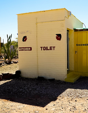 23h59-Photo-Namibie-Kitchen-toilet-shower